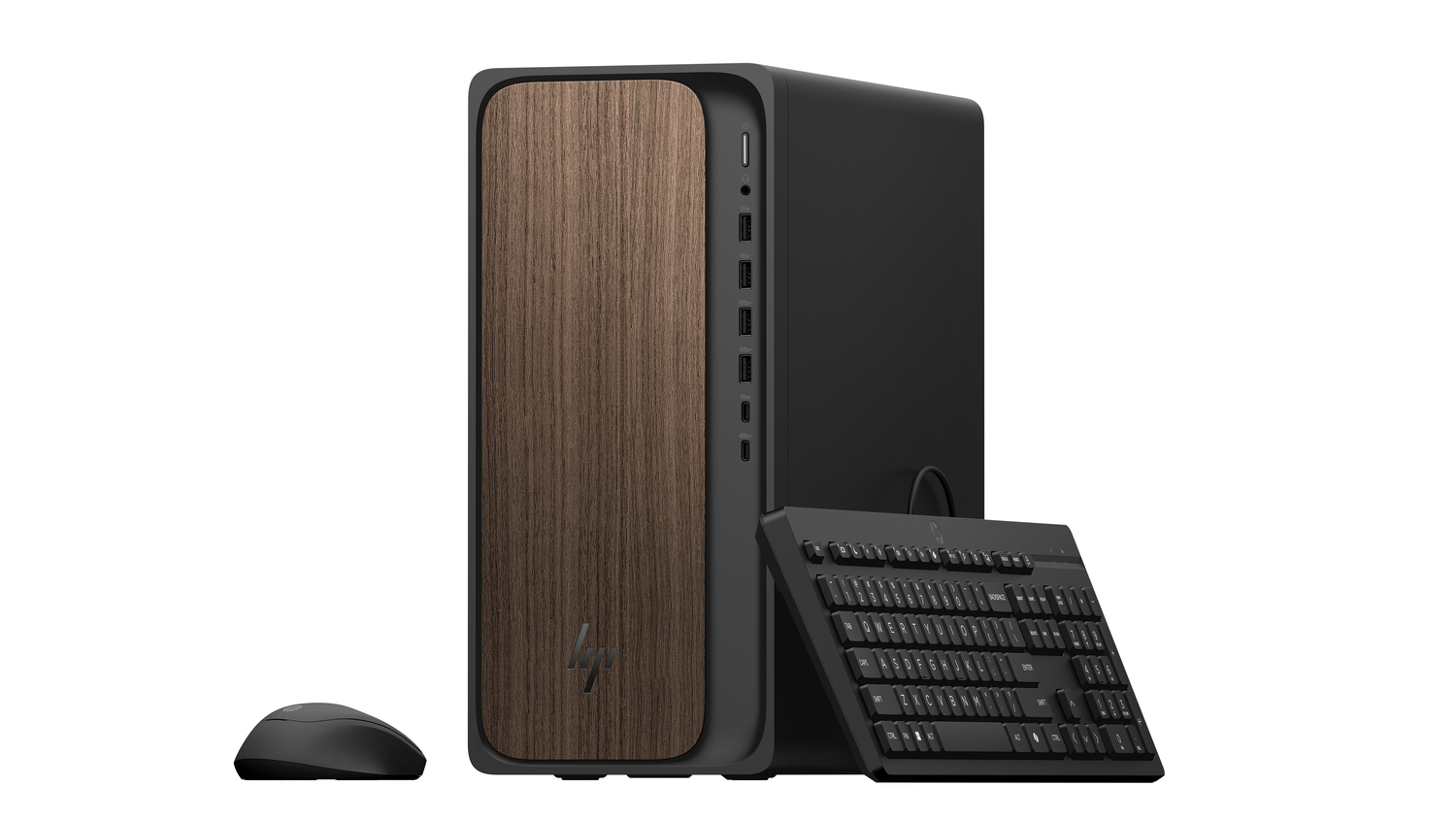 Una computadora de escritorio HP negra con un panel frontal de vetas de madera marrón, un teclado negro y un ratón negro.