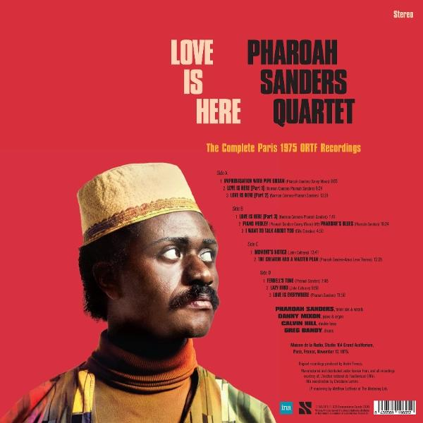 Albumcover: Pharoah Sanders im Turban. Roter Hintergrund, weißer Text und Titelliste. Titel: Love Is Here.