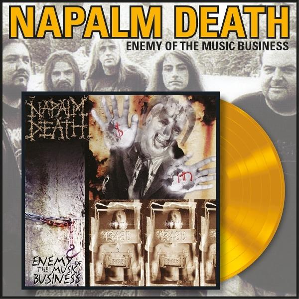 Albumcover für Napalm Death. Zeigt Bandmitglieder, Albumcover mit einem schreienden Gesicht und eine goldene Schallplatte.