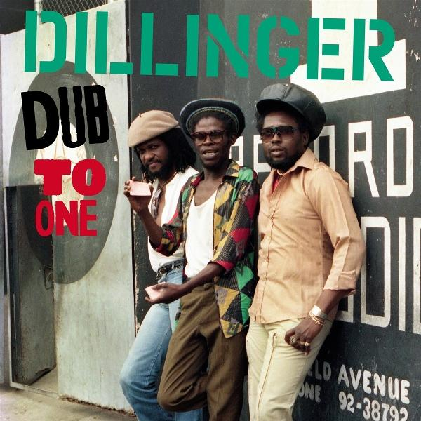 Drei Männer stehen an einer Wand. Einer hält eine Karte. Der Text oben lautet 'Dillinger Dub to One'.