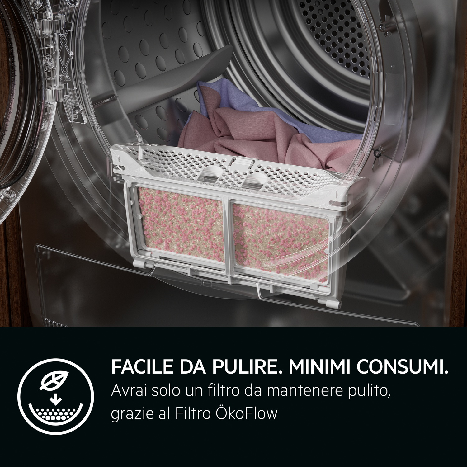 All'interno di un'asciugatrice, è visibile un filtro bianco con detriti rosa. I vestiti sono sullo sfondo. Testo: Facile da pulire, consumo minimo.
