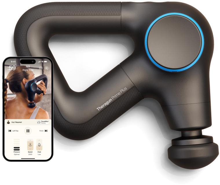 Ein schwarzes Theragun Prime Plus Massagegerät, mit einem Telefonbildschirm, der eine Frau zeigt, die das Gerät an ihrem Rücken benutzt, und Einstellungen.