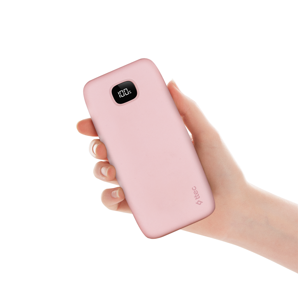 Bir el pembe bir powerbank tutuyor. Ekran %100 gösteriyor. 'ttec' marka adı görünür. Arka plan kahverengi ve beyaz tonlarına sahip.