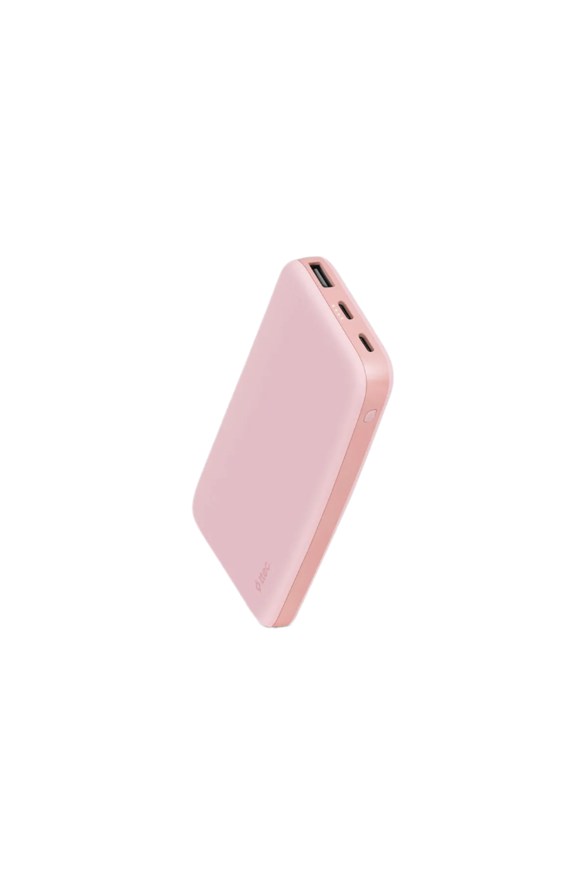 Siyah arka plan üzerinde pembe bir powerbank. Üstte bağlantı noktaları ve önde bir logo var. Powerbank açılı duruyor.