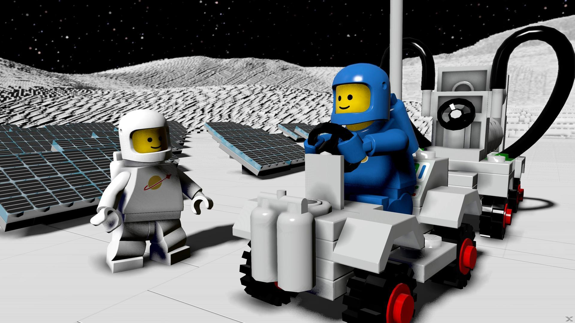 Lego-Astronauten auf dem Mond mit einem Rover und Sonnenkollektoren. Ein Astronaut steht, der andere fährt den Rover.