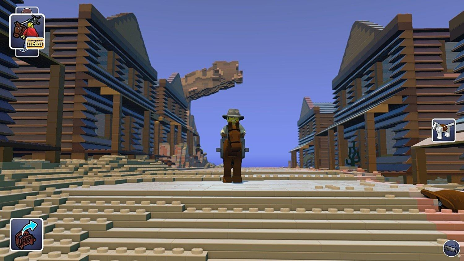 Ein Lego-Cowboy reitet auf einem Lego-Pferd eine Lego-Straße entlang, mit Lego-Gebäuden auf beiden Seiten unter blauem Himmel.