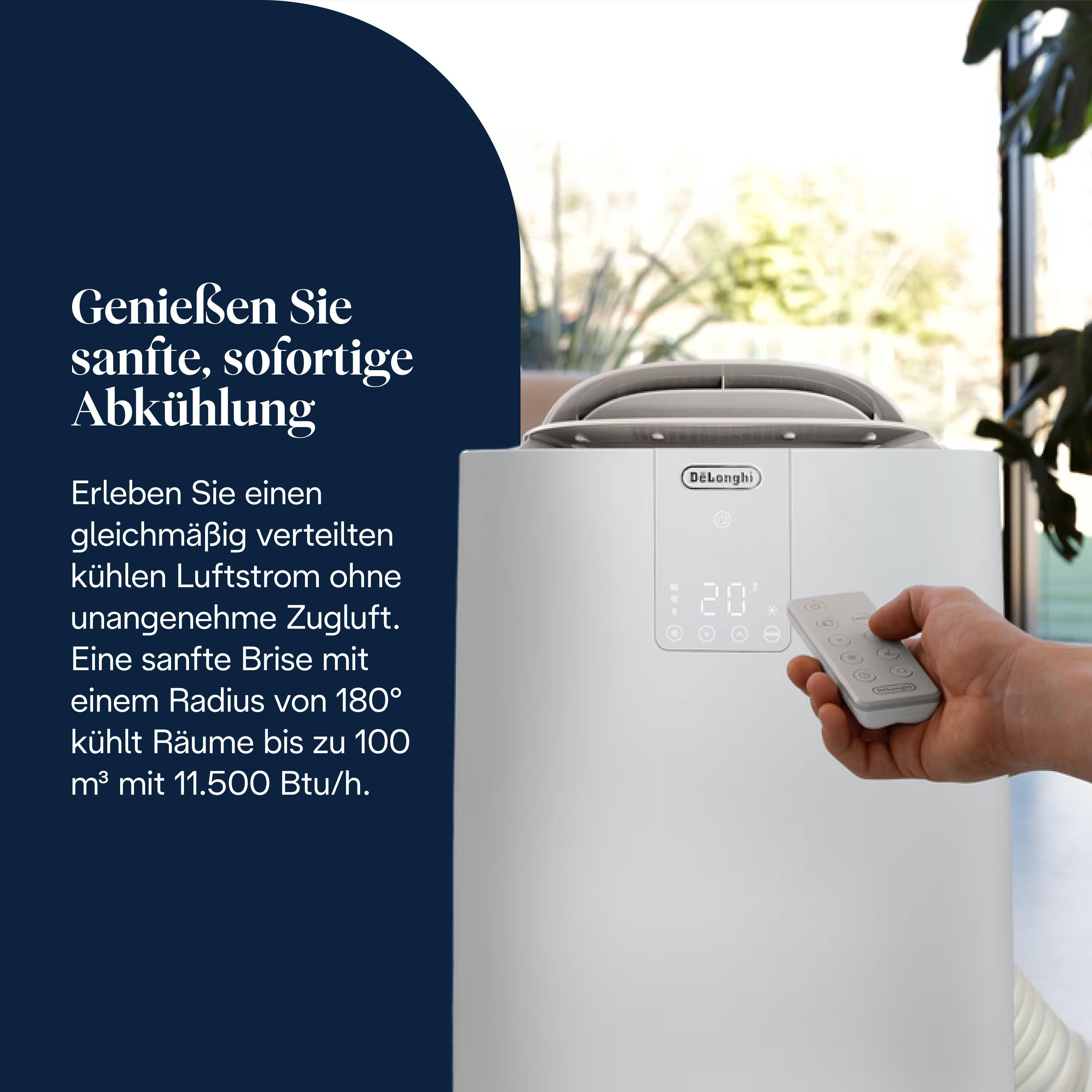 Ein weißer Klimaanlage wird von einer Hand mit einer Fernbedienung gesteuert. Die Temperatur wird angezeigt.