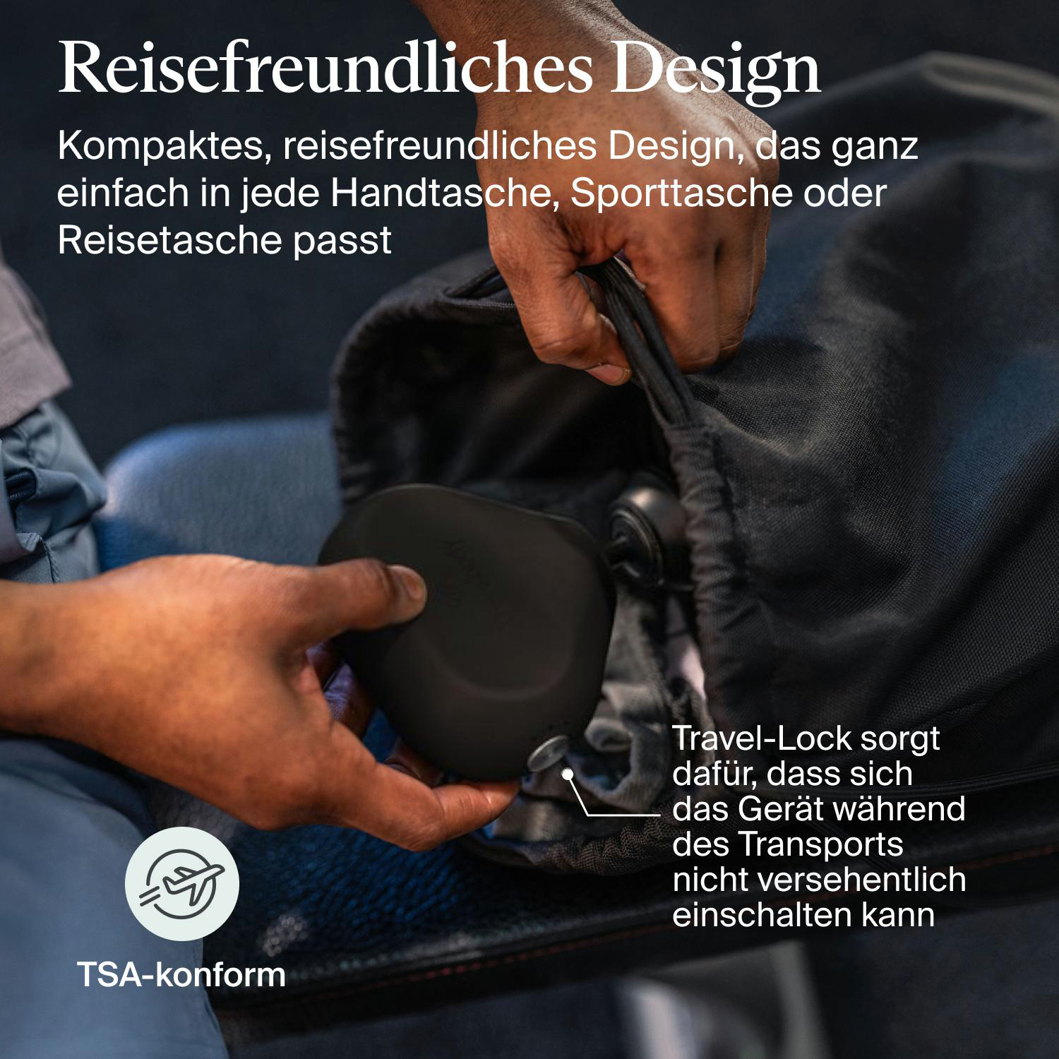 Hand hält schwarzes Gerät und legt es in eine schwarze Tasche. Text weist auf reisefreundliches Design und TSA-Konformität hin.