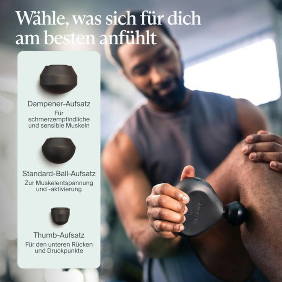 Ein Mann verwendet eine schwarze Massagepistole an seinem Bein. Text zeigt verschiedene Massageköpfe und deren Verwendungen.