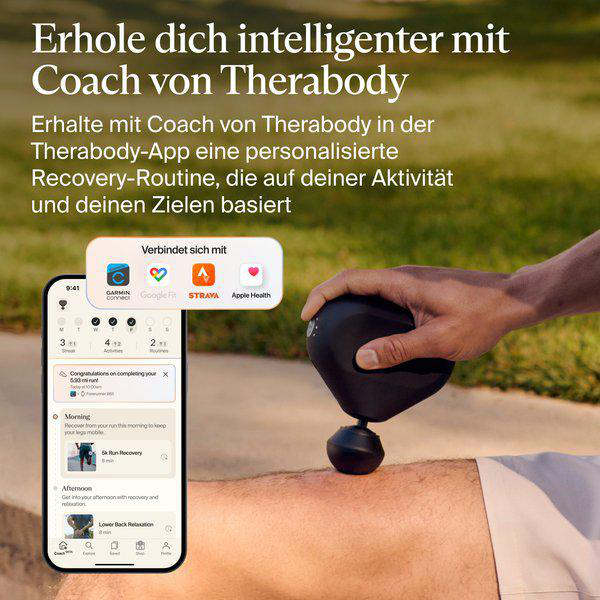 Eine Person hält ein schwarzes Therabody-Gerät in der Nähe ihres Beins. Ein Telefon zeigt eine App-Oberfläche mit Erholungsoptionen.