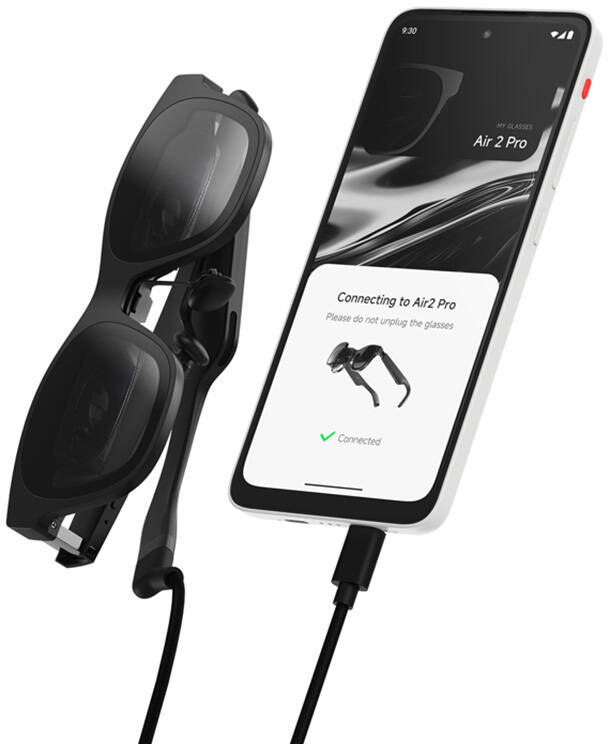 Fekete okosszemüveg egy telefontól, amely a kapcsolati állapotot mutatja. A telefon USB-kábellel van a szemüveghez csatlakoztatva.