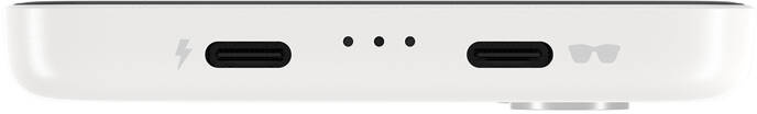 Egy fehér power bank két USB-C porttal, három jelzőponttal és egy szemüveg ikonnal. Villám szimbólummal.