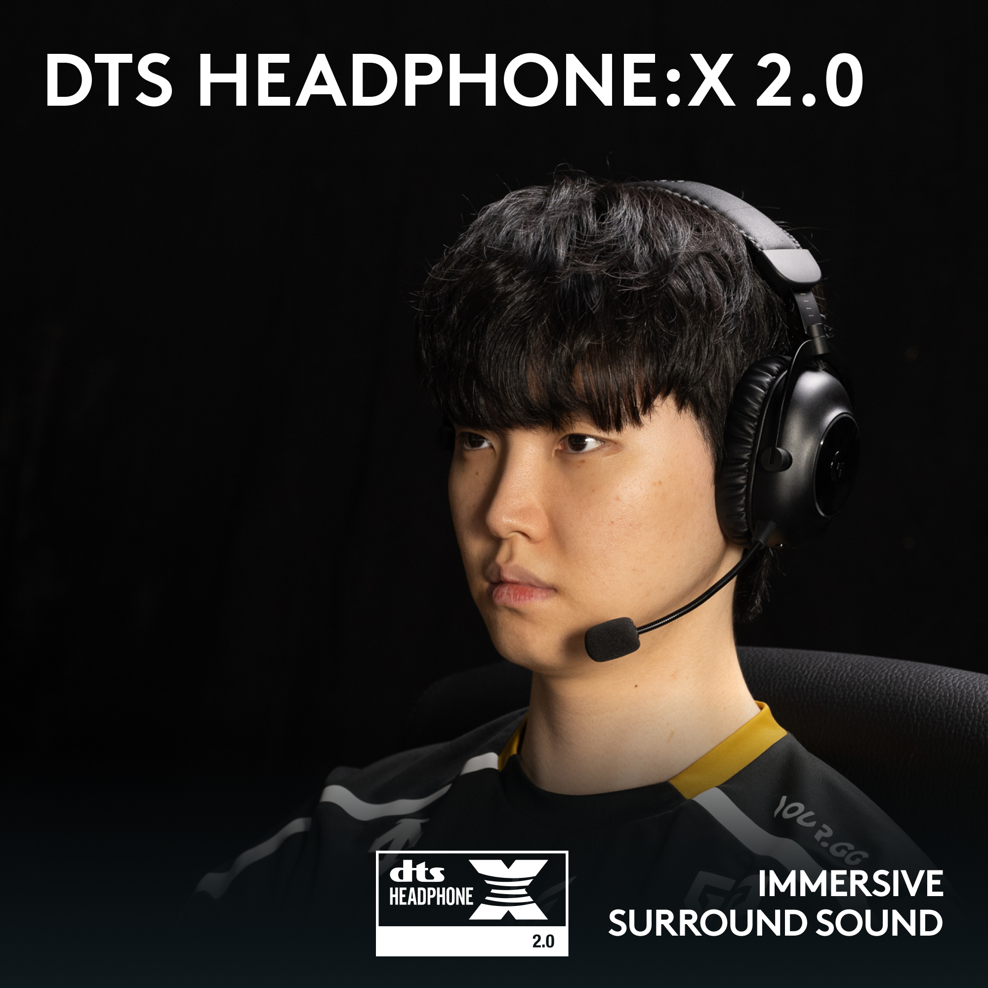 Une personne portant un casque avec un microphone. Le texte 'DTS HEADPHONE:X 2.0' est au-dessus de la personne.