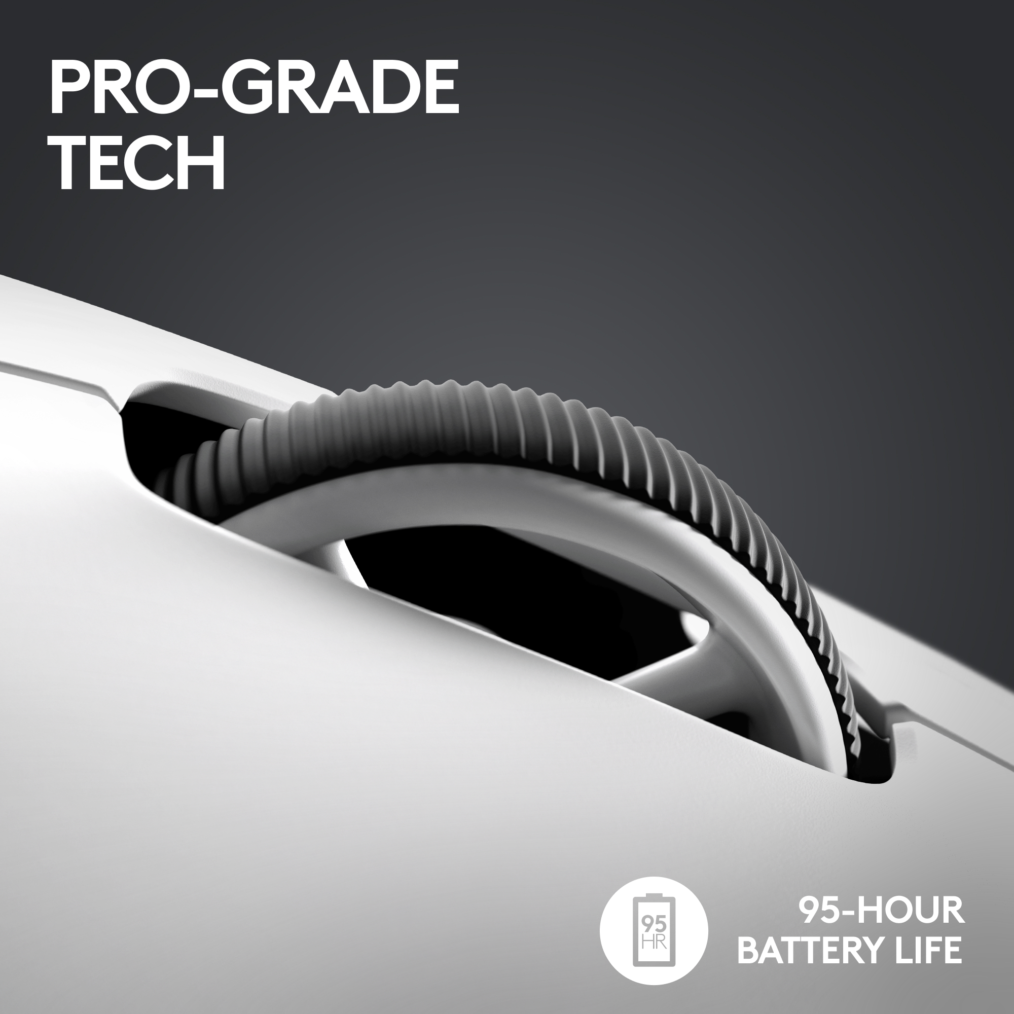 Nahaufnahme eines weißen Maus-Scrollrads. Der Text lautet 'PRO-GRADE TECH' und '95-STUNDEN-AKKULAUFZEIT'.