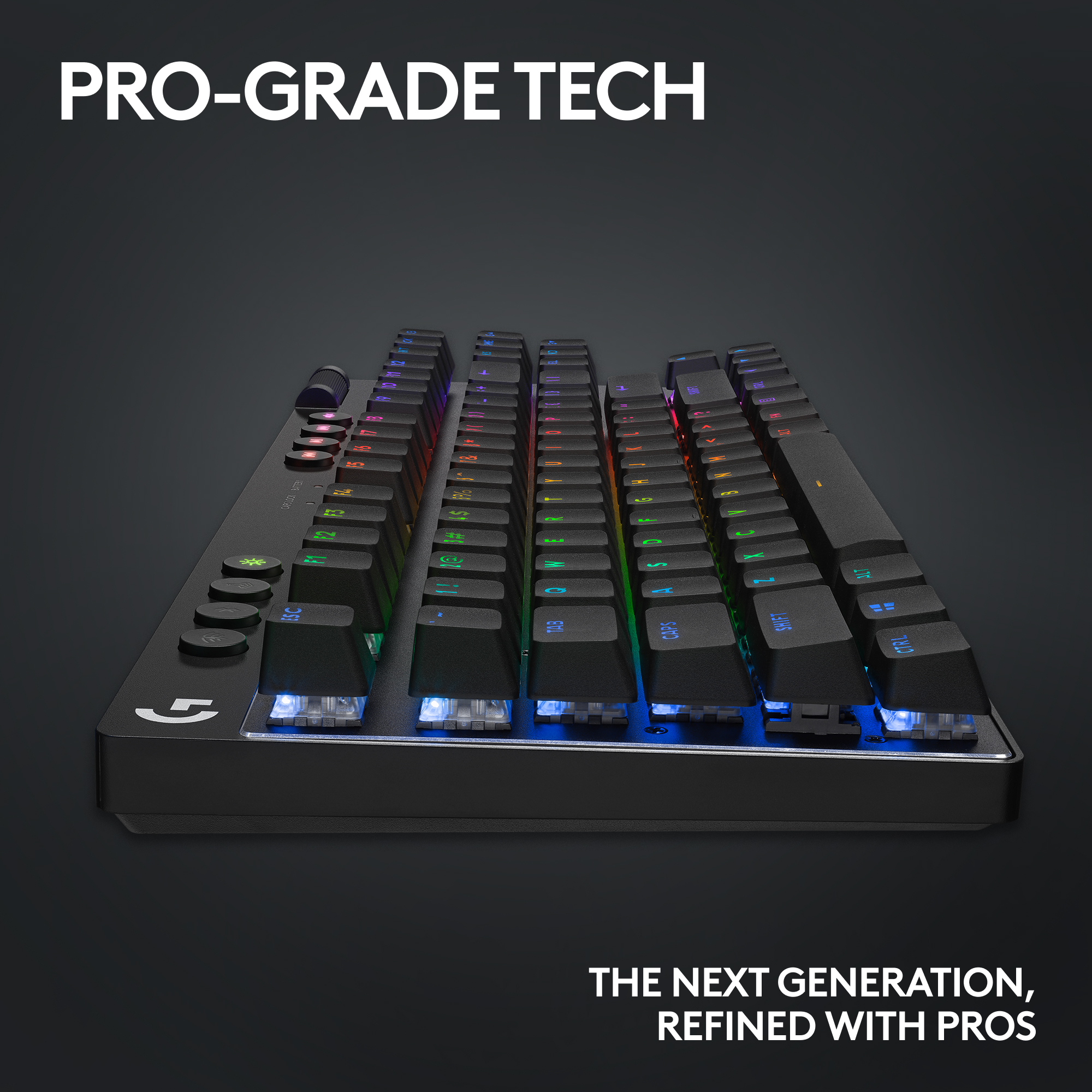 Una tastiera nera con tasti colorati su sfondo scuro. Il testo "PRO-GRADE TECH" è sopra.
