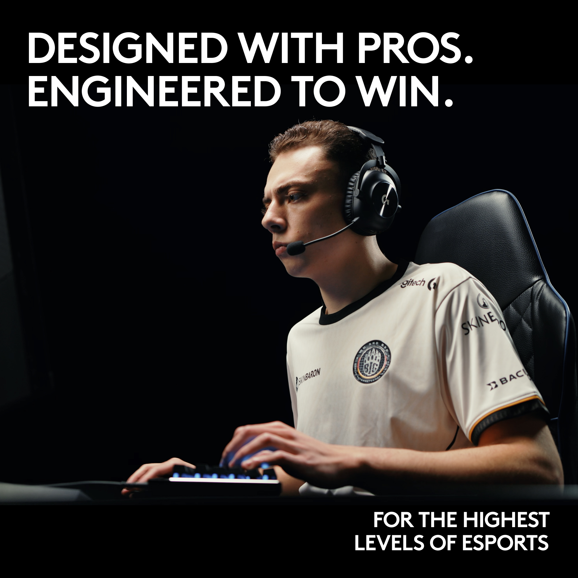 Un giocatore con cuffie, maglia bianca e sedia nera, che digita su una tastiera. Testo: Progettato con professionisti. Progettato per vincere. Per gli eSports.