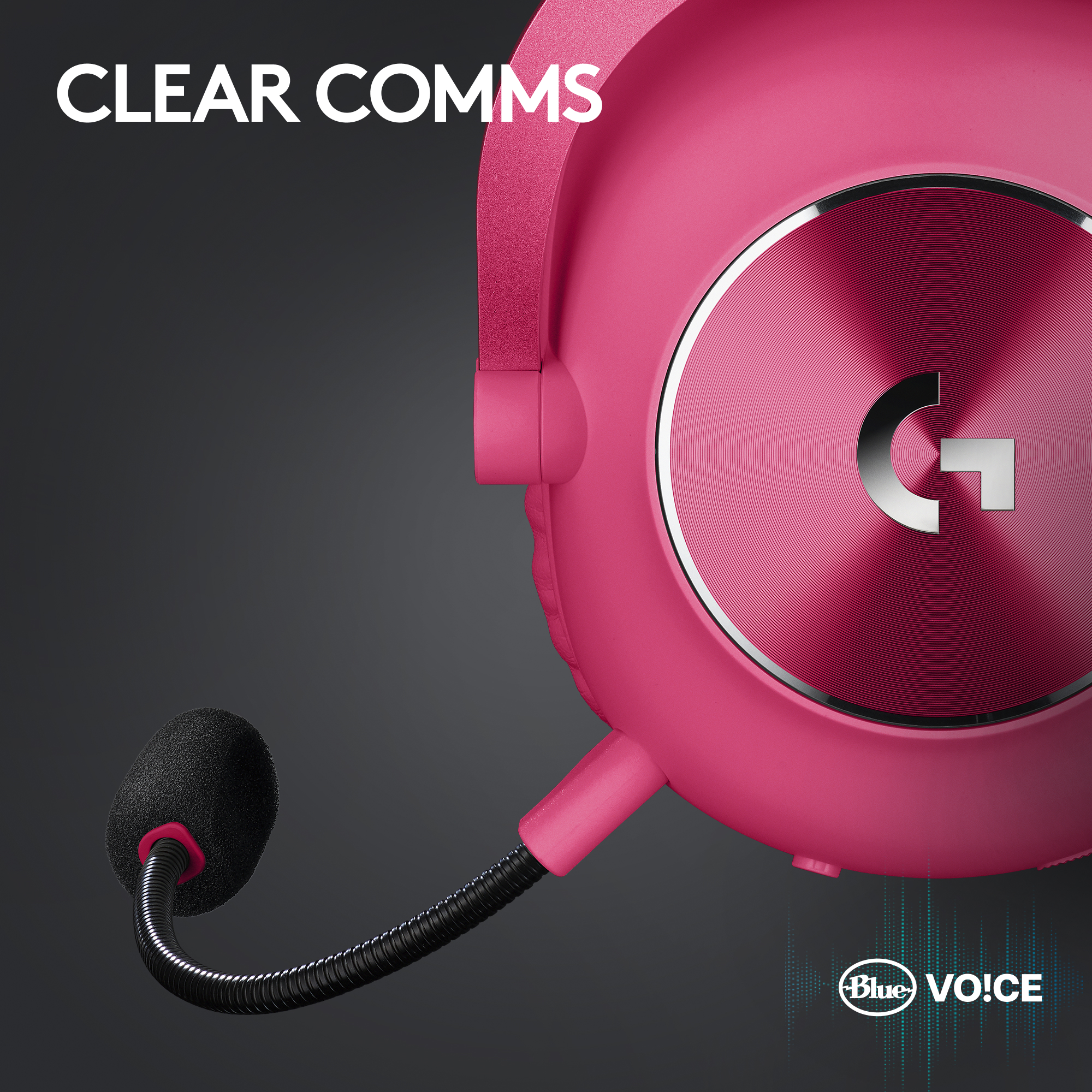 Cuffie rosa con microfono. Le cuffie hanno un logo 'G'. Lo sfondo è grigio scuro. Il testo 'CLEAR COMMS' è visibile.
