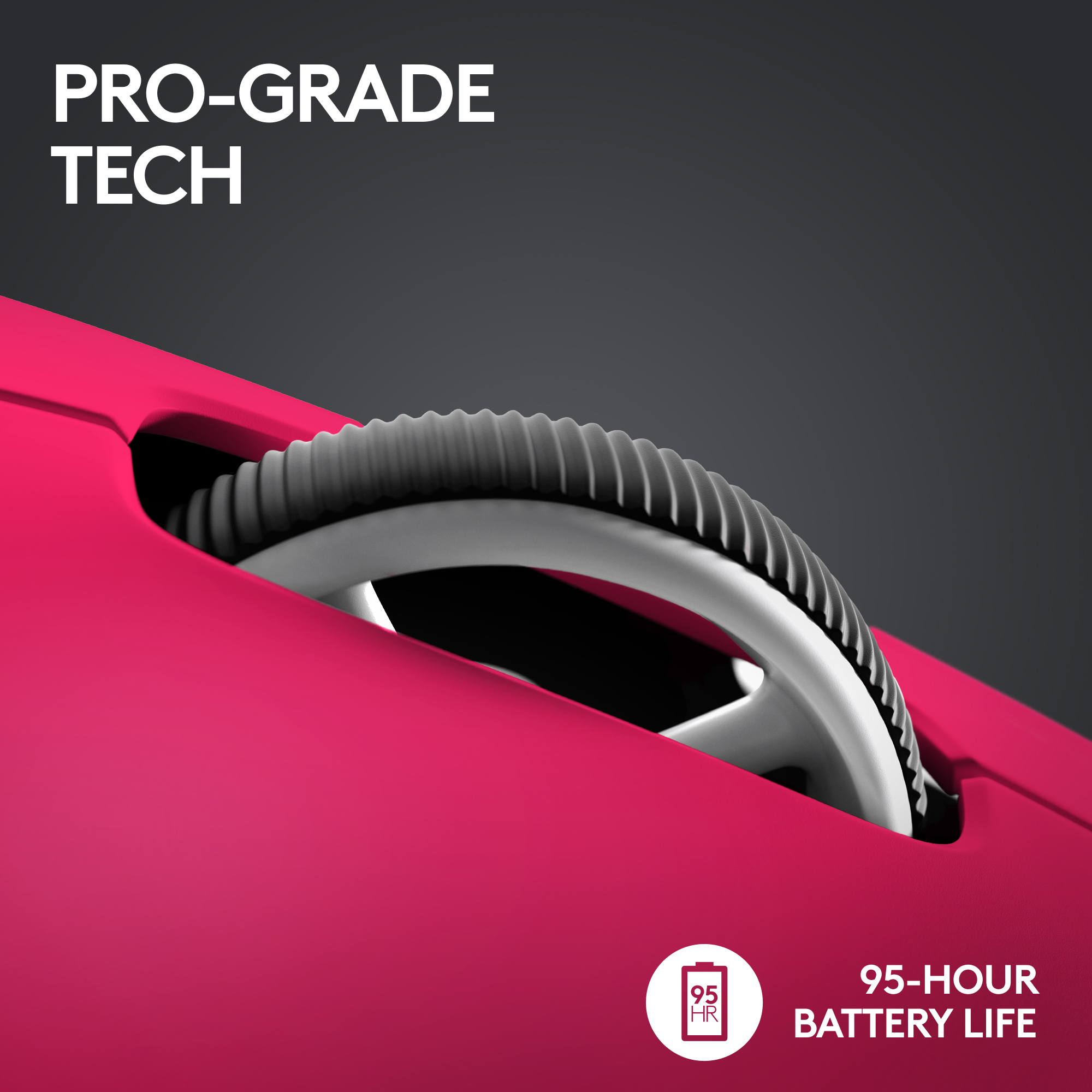 Gros plan sur une souris d'ordinateur rose. La molette est noire et blanche. Le texte indique Pro-Grade Tech et 95 heures d'autonomie.