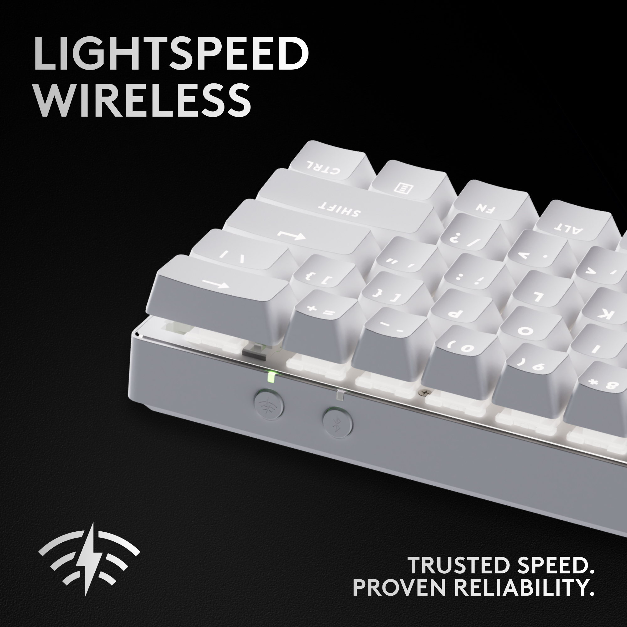 Una tastiera wireless bianca su una superficie nera. La tastiera ha tasti bianchi con lati grigi e un logo in basso a sinistra.