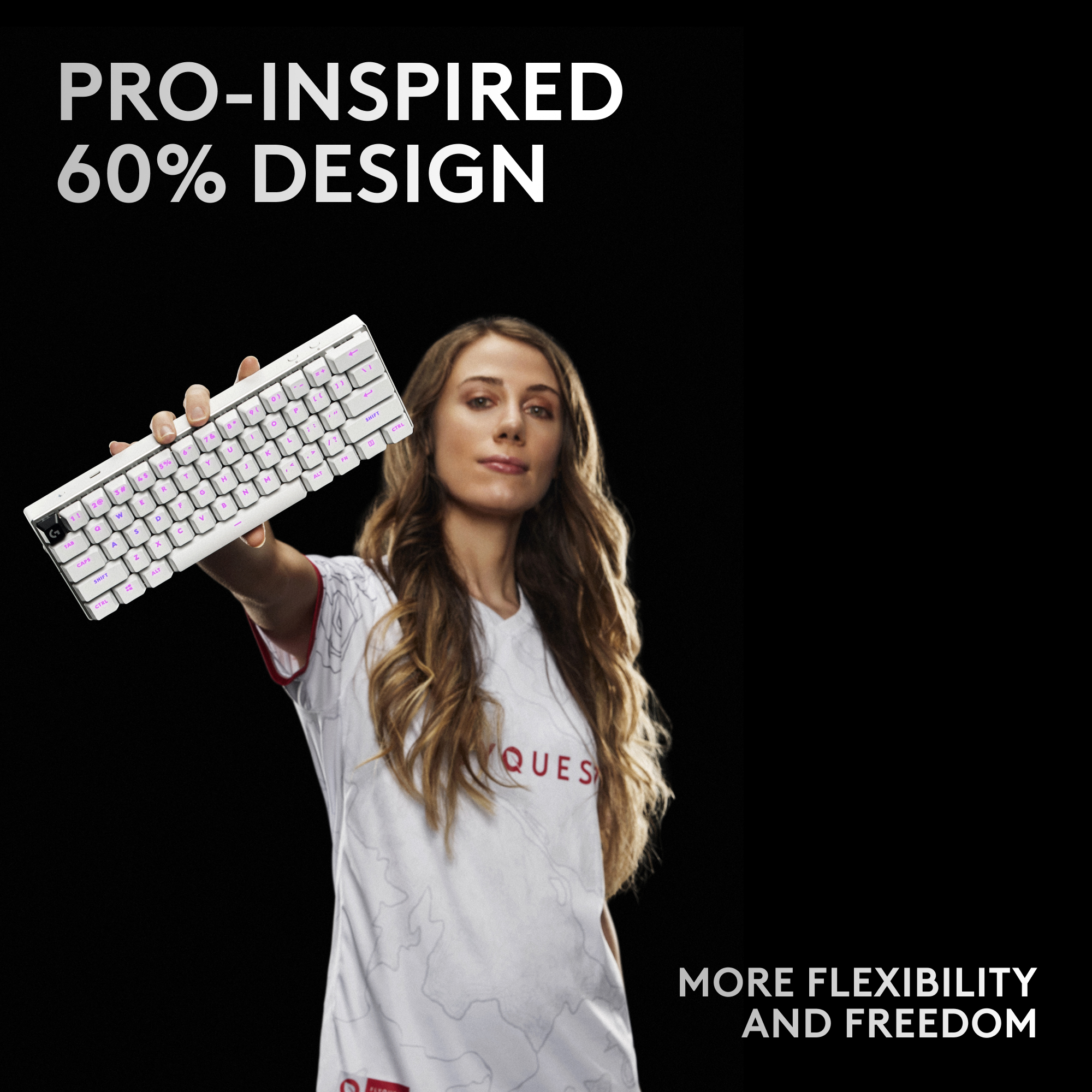 Donna che tiene in mano una tastiera bianca con tasti rosa. Testo: PRO-INSPIRED 60% DESIGN. Sfondo nero.