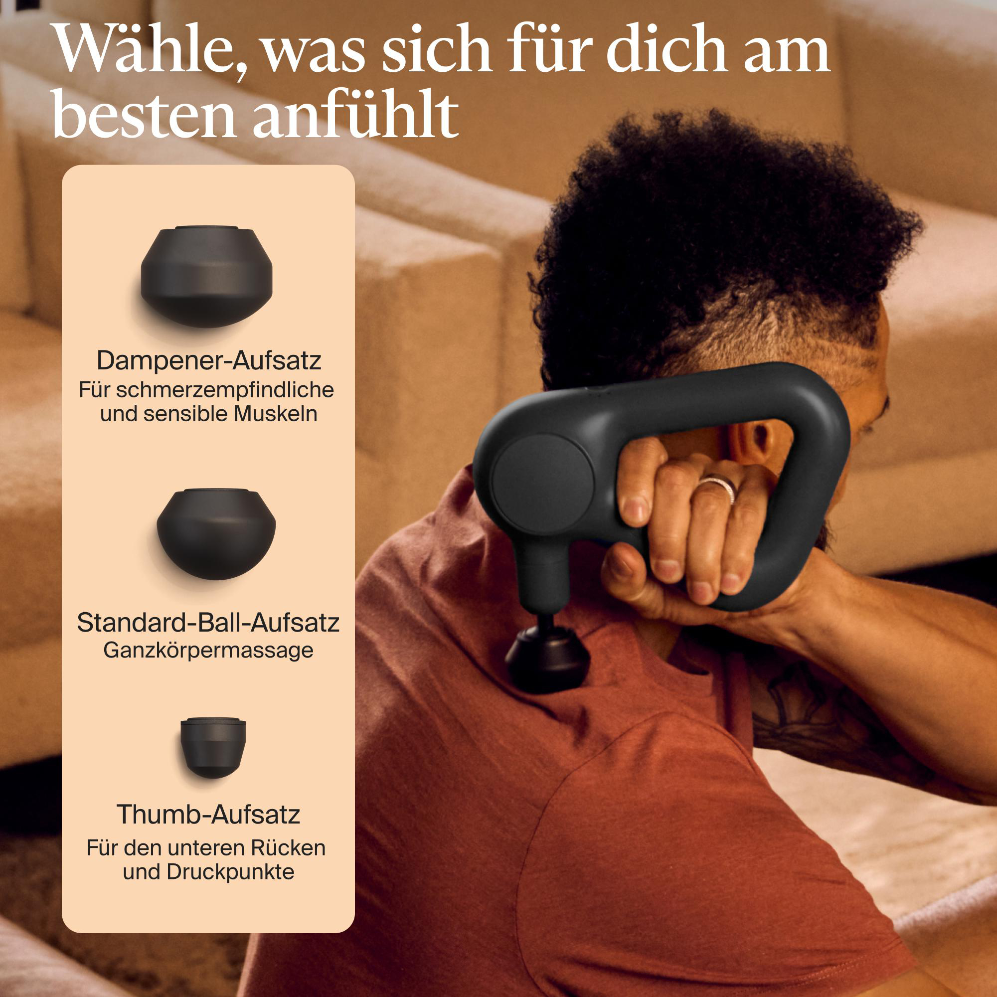 Eine Person benutzt eine schwarze Massagepistole auf ihrer Schulter. Drei Aufsätze werden mit deutschen Beschreibungen gezeigt.