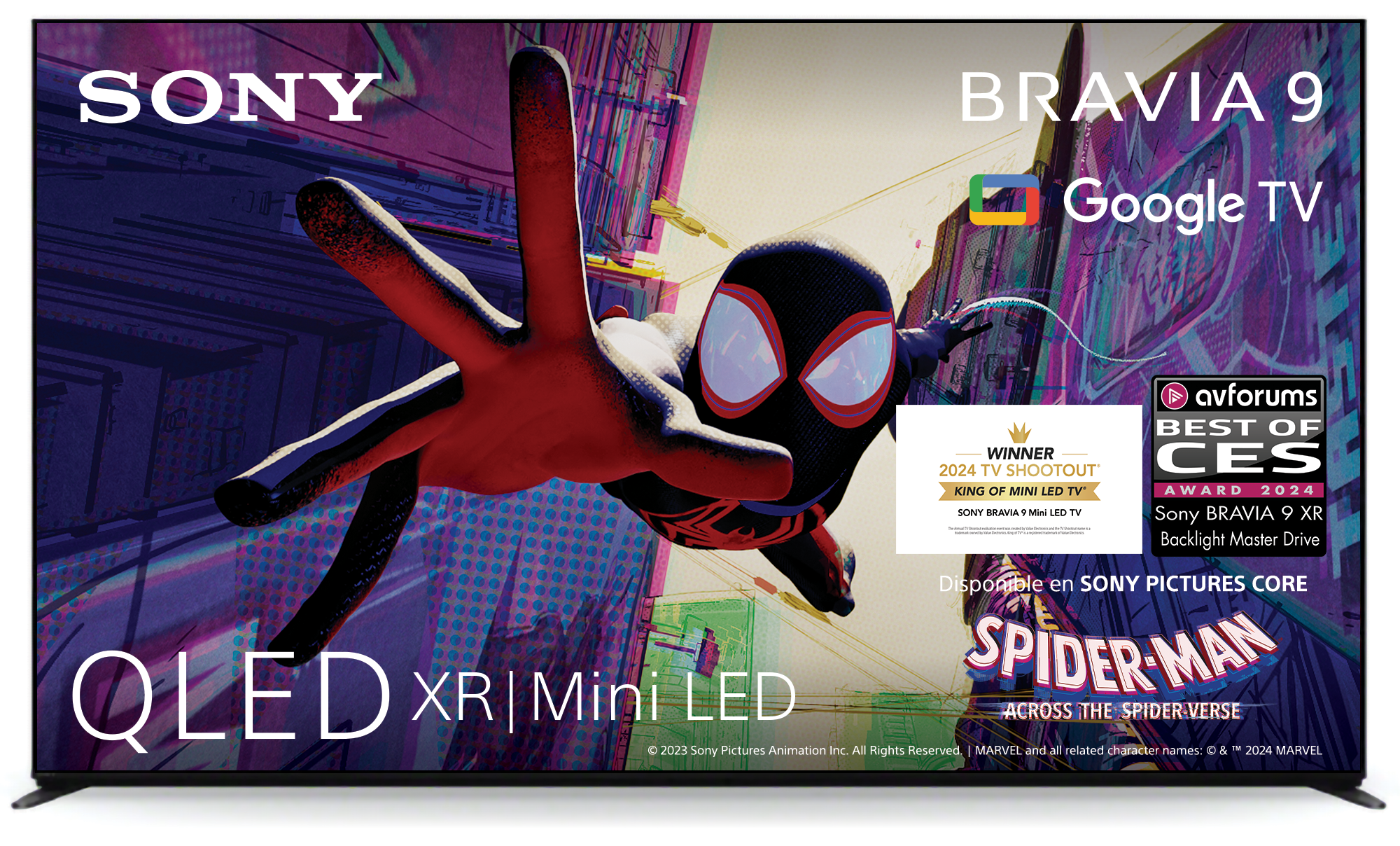 Un anuncio de TV Sony Bravia presenta a Spider-Man. Destaca QLED XR Mini LED, Google TV y premios. La pose de Spider-Man es dinámica.