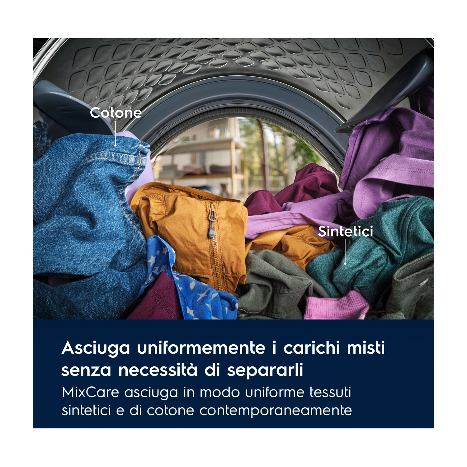 Cesto della lavatrice pieno di bucato misto. Le etichette 'Cotone' e 'Sintetici' indicano i tipi di tessuto. Il testo in basso promuove MixCare.