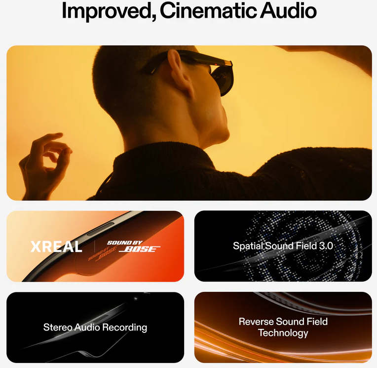 Egy szemüveges férfi felfelé néz. Alatta grafikák hirdetik az XREAL-t Bose hangzással, Spatial Sound Field 3.0-val, sztereó hangfelvétellel és fordított hangmezővel.