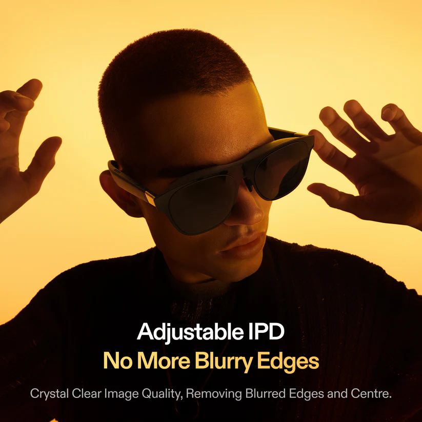 Egy személy fekete napszemüveget visel arany részletekkel. A háttér sárga. Szöveg: 'Adjustable IPD, No More Blurry Edges'.