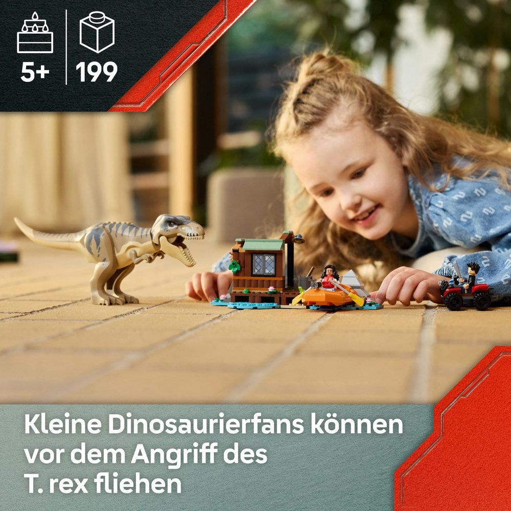Ein Mädchen spielt mit einem Dinosaurierspielzeug. Ein T-Rex-Spielzeug steht vor einer kleinen Hütte und zwei kleinen Booten.