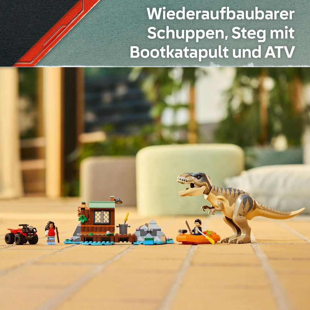 Eine Lego-Szene mit einem Dinosaurier, einem Gebäude, einem Boot und einem ATV. Eine Person ist im Boot, eine andere steht neben dem ATV.