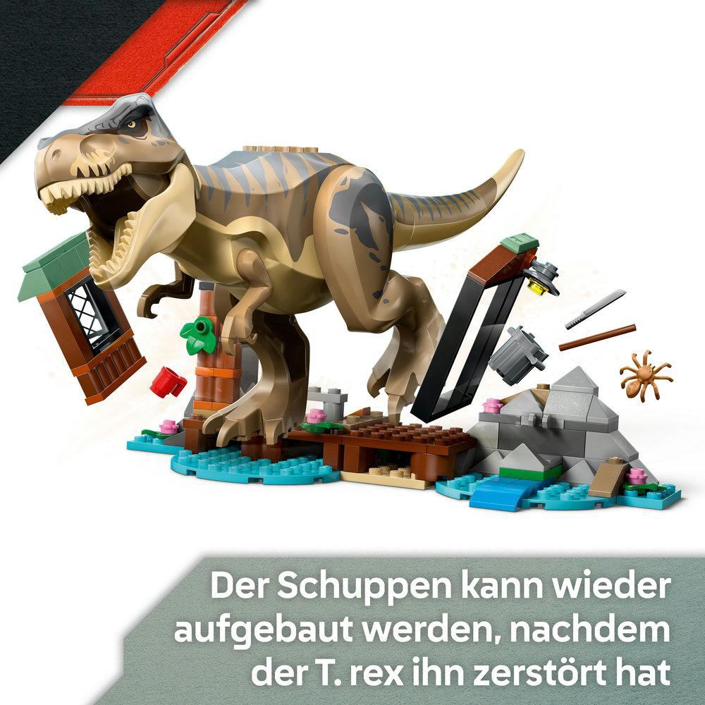 Ein Lego T-Rex-Dinosaurier in Braun- und Beigetönen dominiert die Szene, mit einem kleinen Gebäude und anderen Lego-Teilen drumherum.