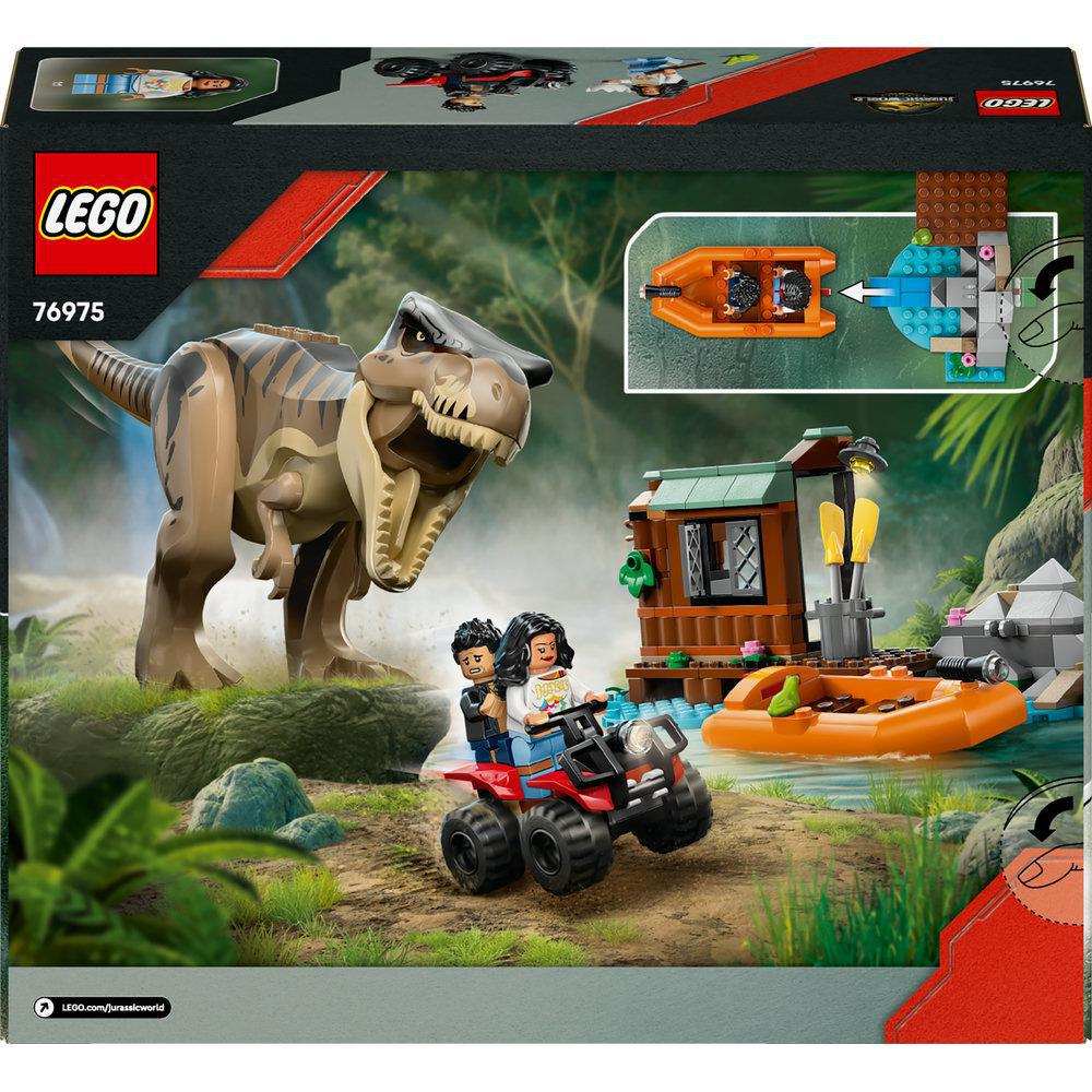 LEGO-Set. Ein T-Rex steht vor einem roten ATV mit zwei Figuren. Ein Boot und eine Struktur mit Lichtern befinden sich auf dem Wasser. Dschungel-Kulisse.