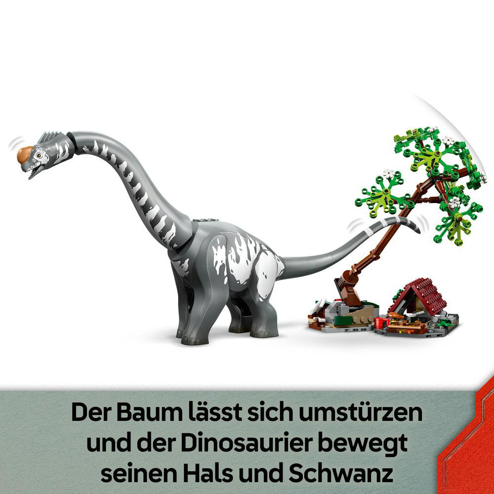 Ein graues Dinosaurierspielzeug mit langem Hals interagiert mit einem Baum. Baum und Dinosaurier auf weißem Grund.