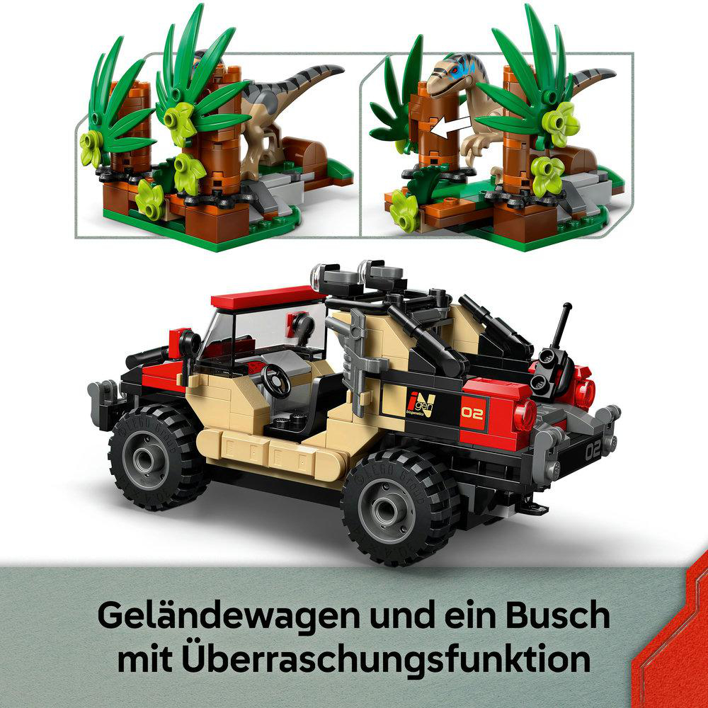 Ein Spielzeugauto mit rotem und beigem Design und ein Satz Dinosaurierfiguren auf grüner Basis mit Bäumen.