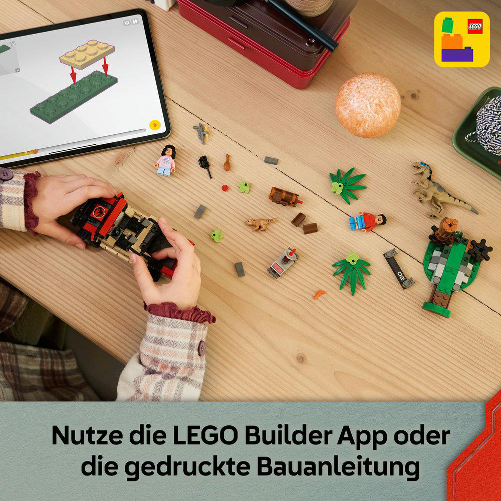 Kinderhände bauen ein Lego-Set zusammen. Verschiedene Legoteile sind auf einer Holzoberfläche verstreut, darunter ein Tablet mit Anweisungen.