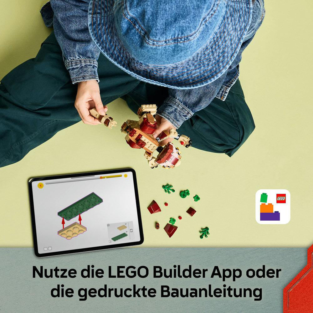 Eine Person baut LEGOs zusammen, mit einem Tablet, das Anweisungen zeigt. LEGO-Teile und Logo sind sichtbar. Text: Verwende die LEGO Builder App.