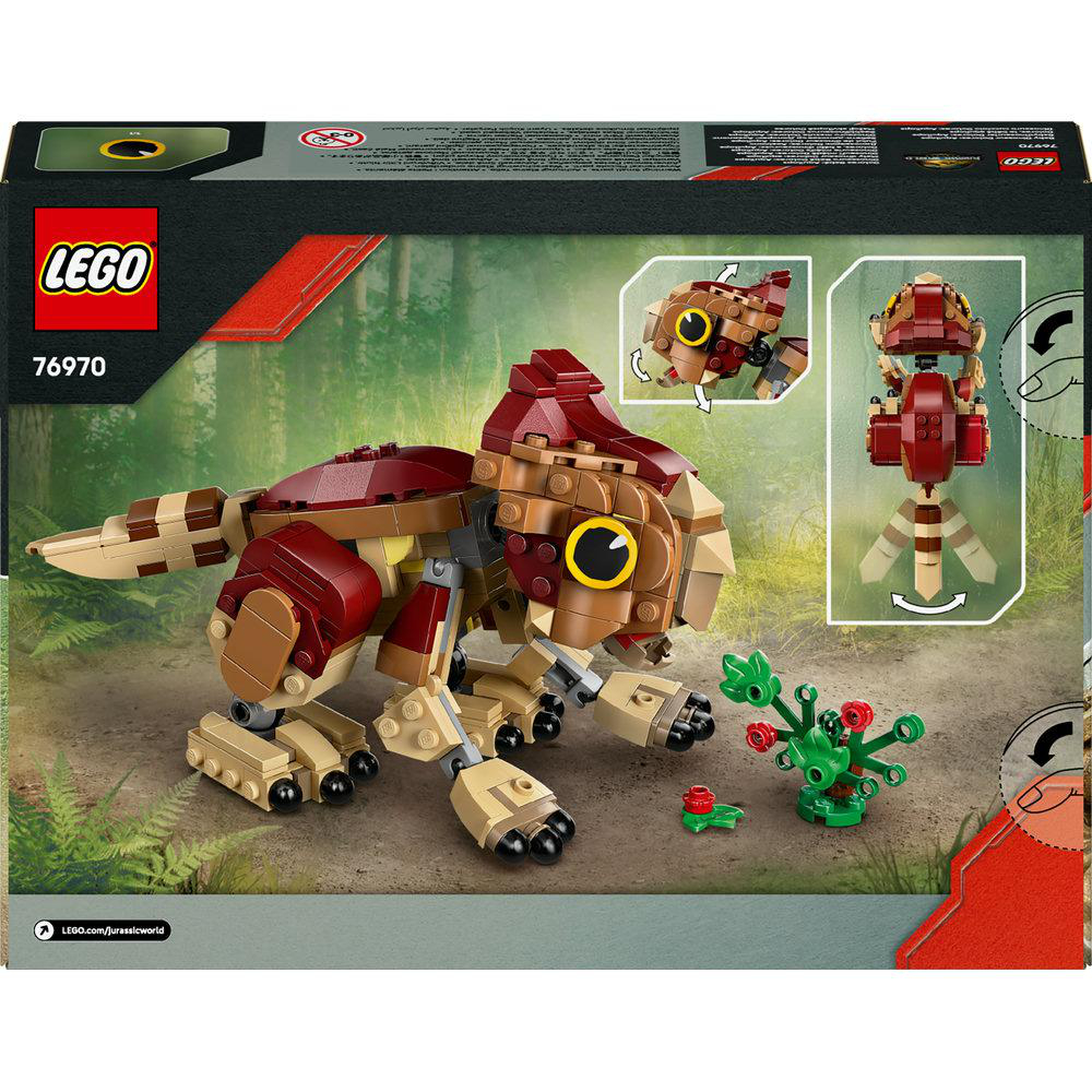 LEGO Set 76970 zeigt einen braunen und roten Dinosaurier, mit grünen Pflanzen und einem kleinen roten Teil auf grauem Hintergrund.