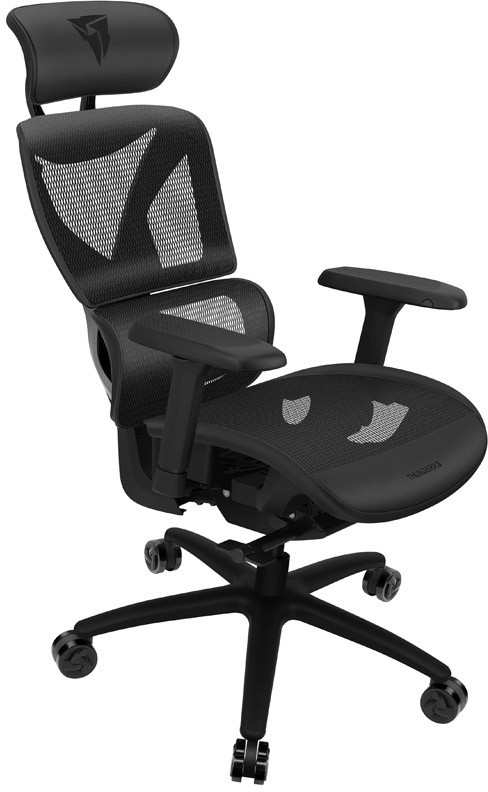 Una sedia da ufficio ergonomica nera con schienale e seduta in rete. Ha braccioli, poggiatesta e base a cinque razze con ruote.
