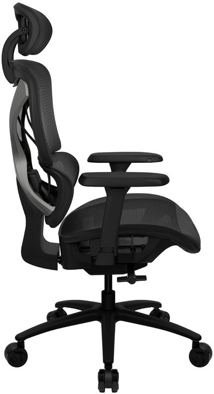 Sedia da ufficio ergonomica nera. Caratterizzata da poggiatesta, schienale e seduta in rete, braccioli e base a cinque stelle.