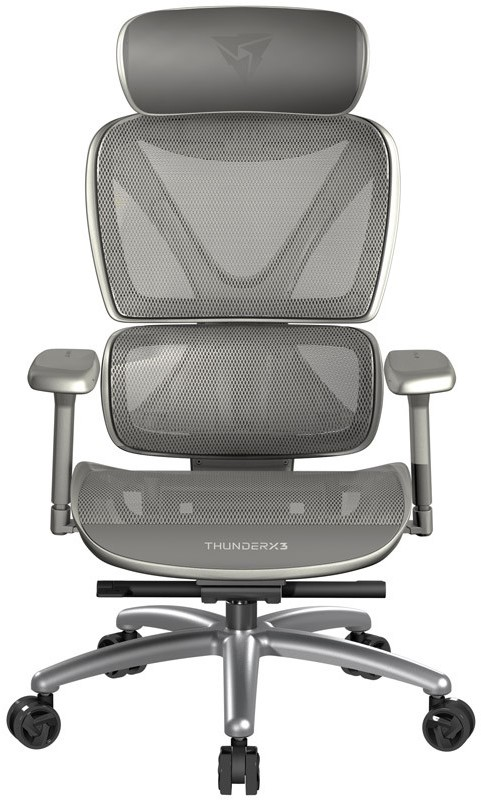 Una sedia da ufficio ergonomica grigia con poggiatesta, schienale in rete, braccioli e base a cinque stelle con ruote. Il marchio è ThunderX3.
