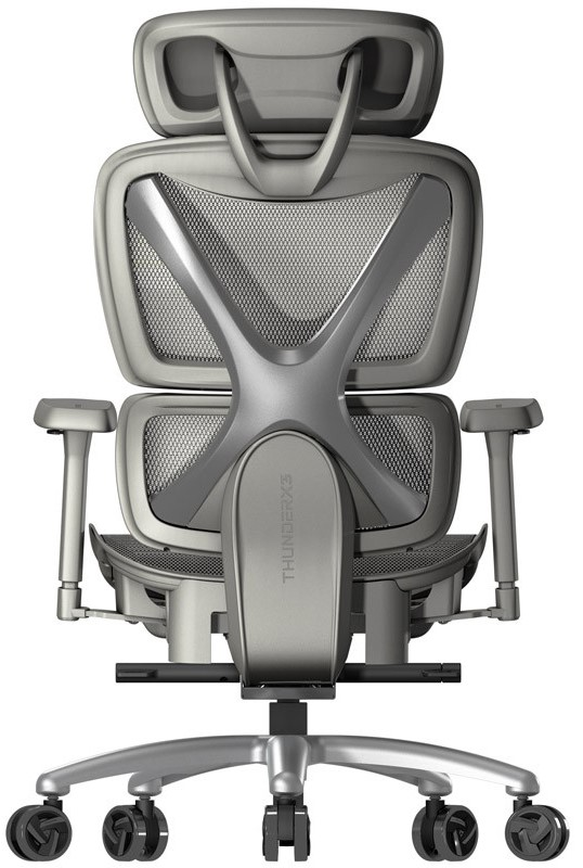 Sedia da ufficio ergonomica argentata. Schienale e poggiatesta in rete, braccioli e base a cinque ruote. Il marchio è ThunderX3.