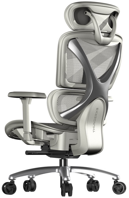 Una sedia da ufficio ergonomica argentata. Ha schienale in rete, poggiatesta e braccioli regolabili e base a cinque razze con ruote.