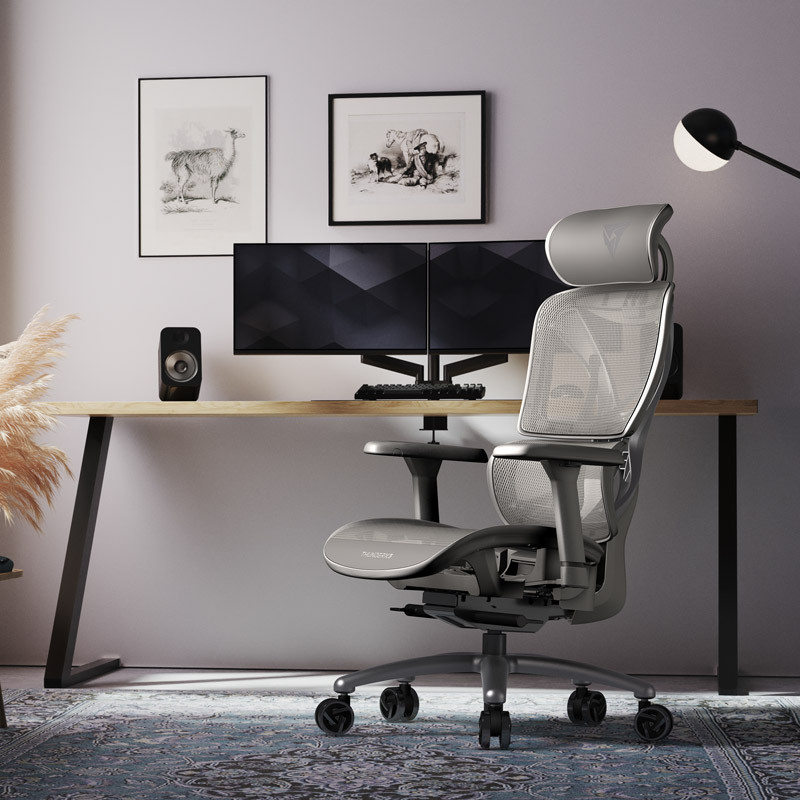 Un moderno allestimento per ufficio. Una sedia ergonomica grigia davanti a una scrivania con doppi monitor. Opere d'arte e una lampada sullo sfondo.