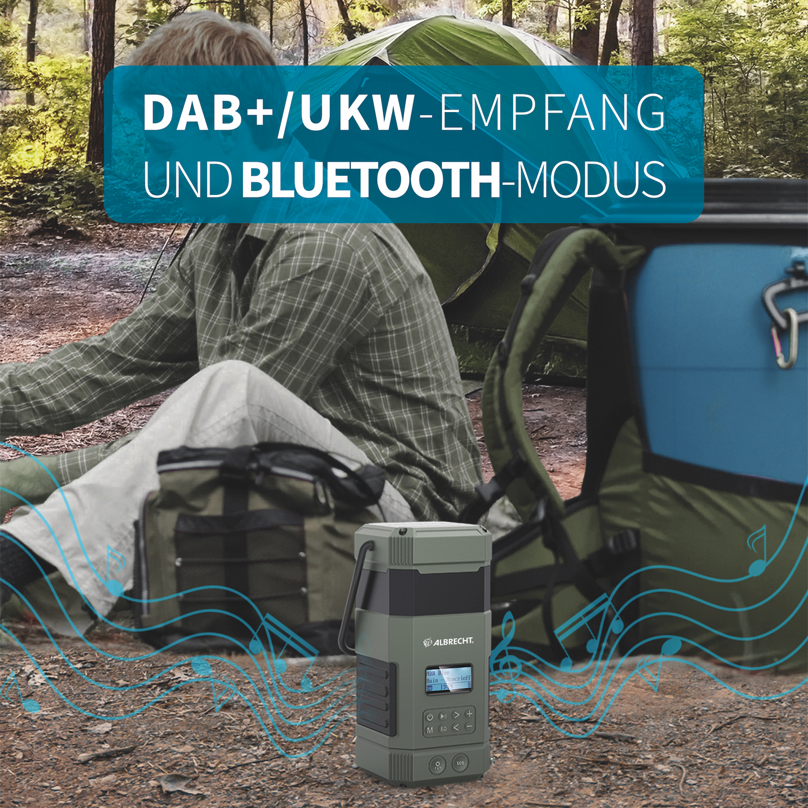 Ein Mann im Wald benutzt ein DAB-Radio mit Bluetooth. Ein Zelt und ein Rucksack sind im Hintergrund.