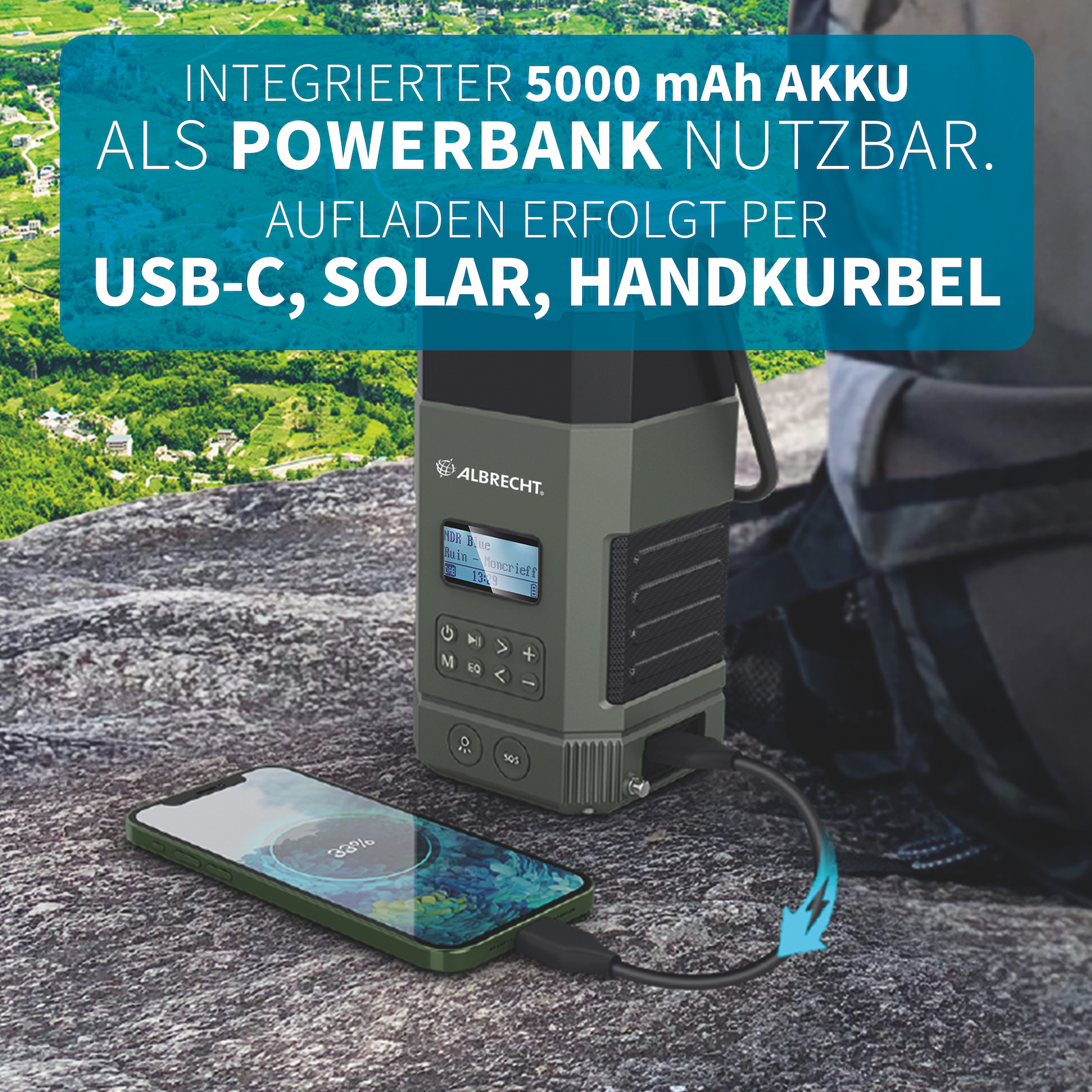 Grünes Gerät lädt Telefon. Text über Powerbank und Ladeoptionen auf Felsen mit Bergblick.