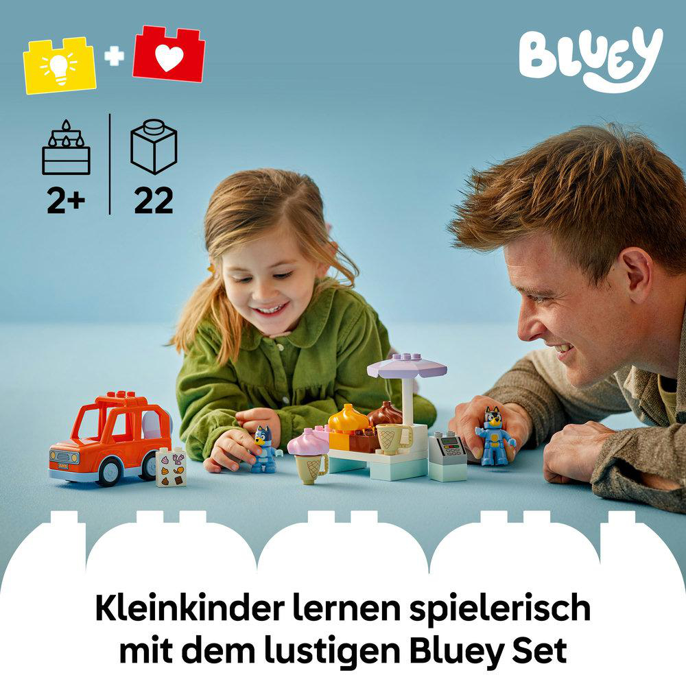 Ein Mädchen und ein Mann spielen mit Bluey-Spielzeug. Spielzeug umfasst ein Auto, Eis und Bluey-Figuren. Das Logo 'Bluey' ist sichtbar.