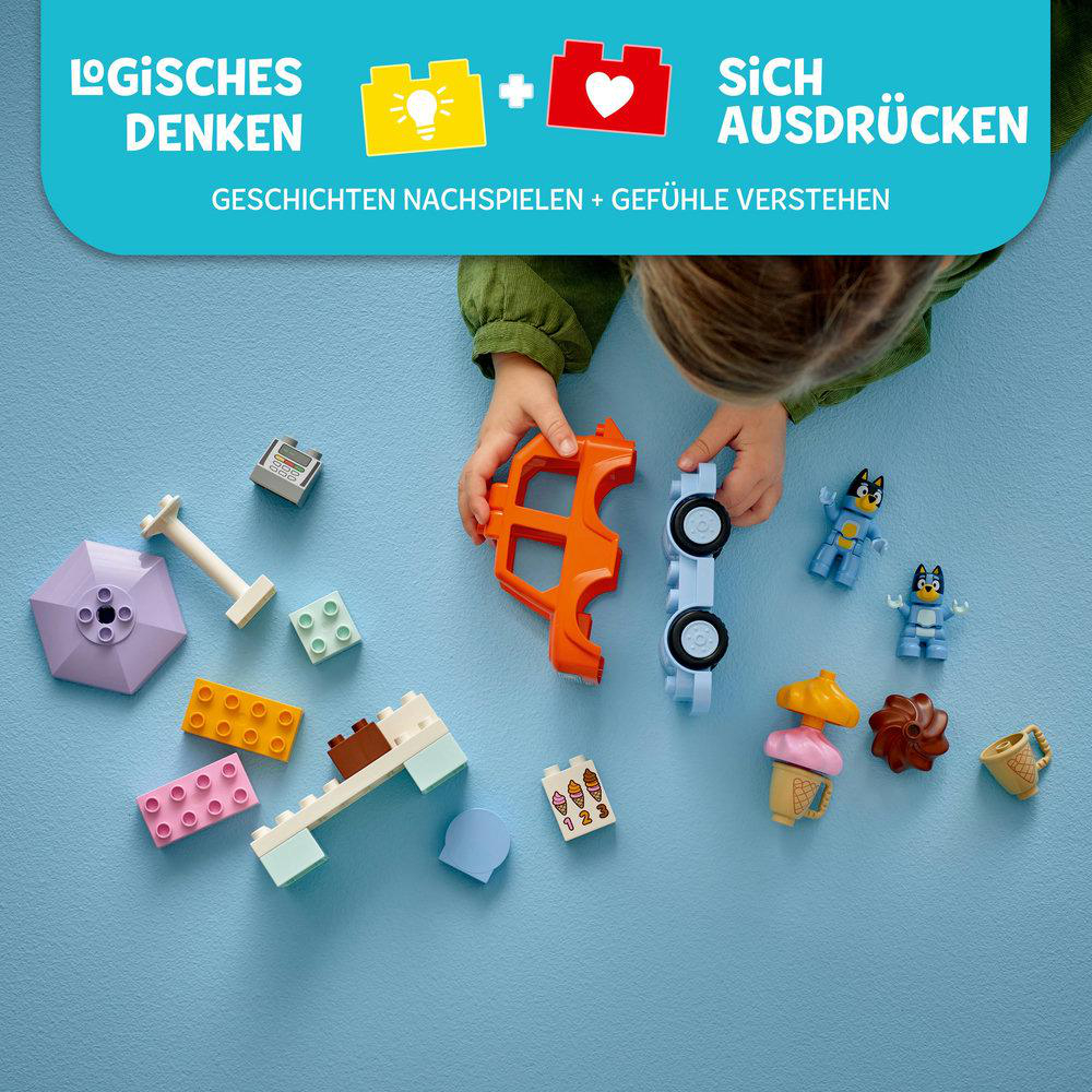 Kinderhände spielen mit bunten Spielzeugbausteinen, darunter ein Auto, Figuren und Eiscreme. Text auf Deutsch lautet "Logisches Denken" und "Ausdrücken".