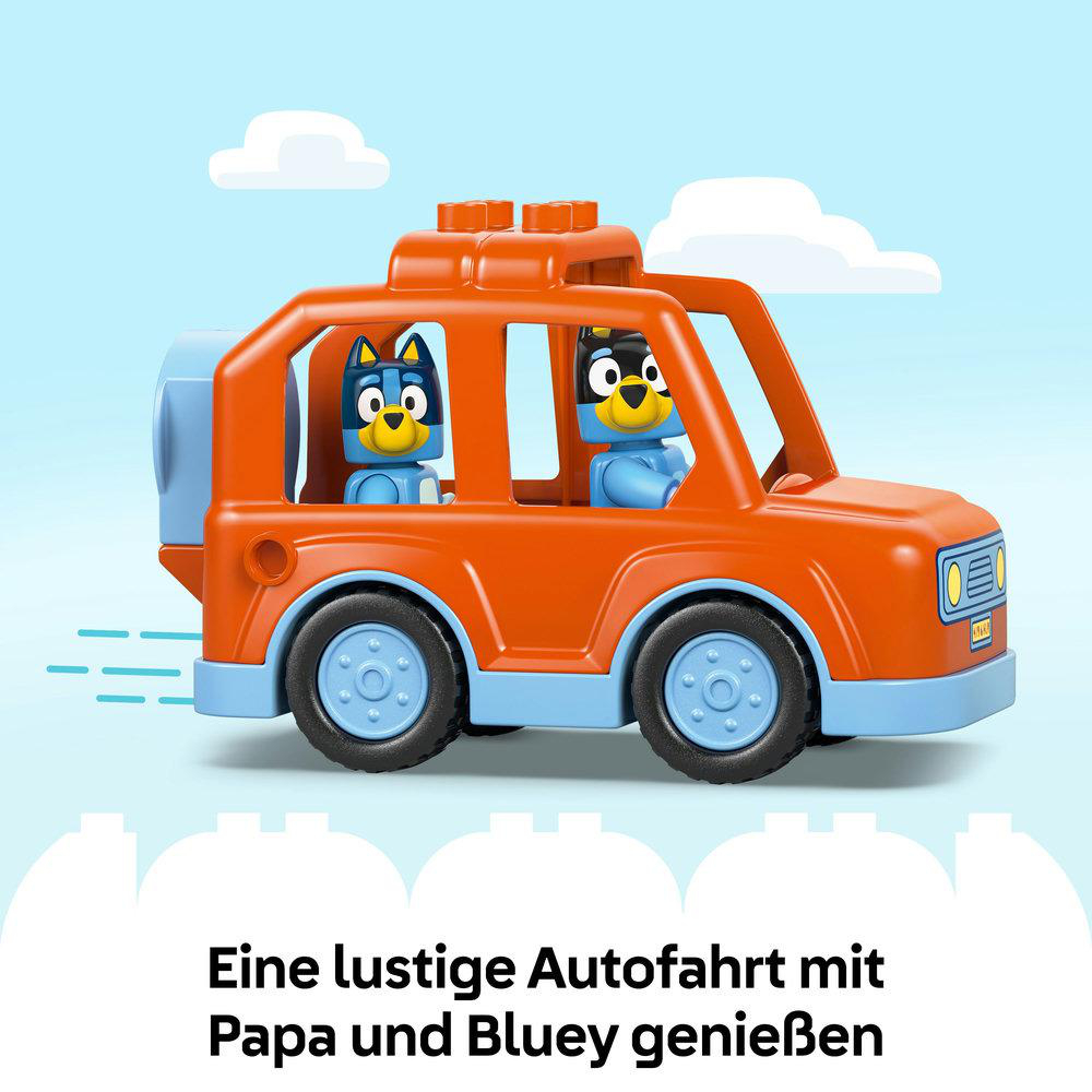 Ein orangefarbenes Spielzeugauto mit zwei Bluey-Figuren im Inneren. Blauer Himmel mit weißen Wolken im Hintergrund. Autoräder sind schwarz und blau.
