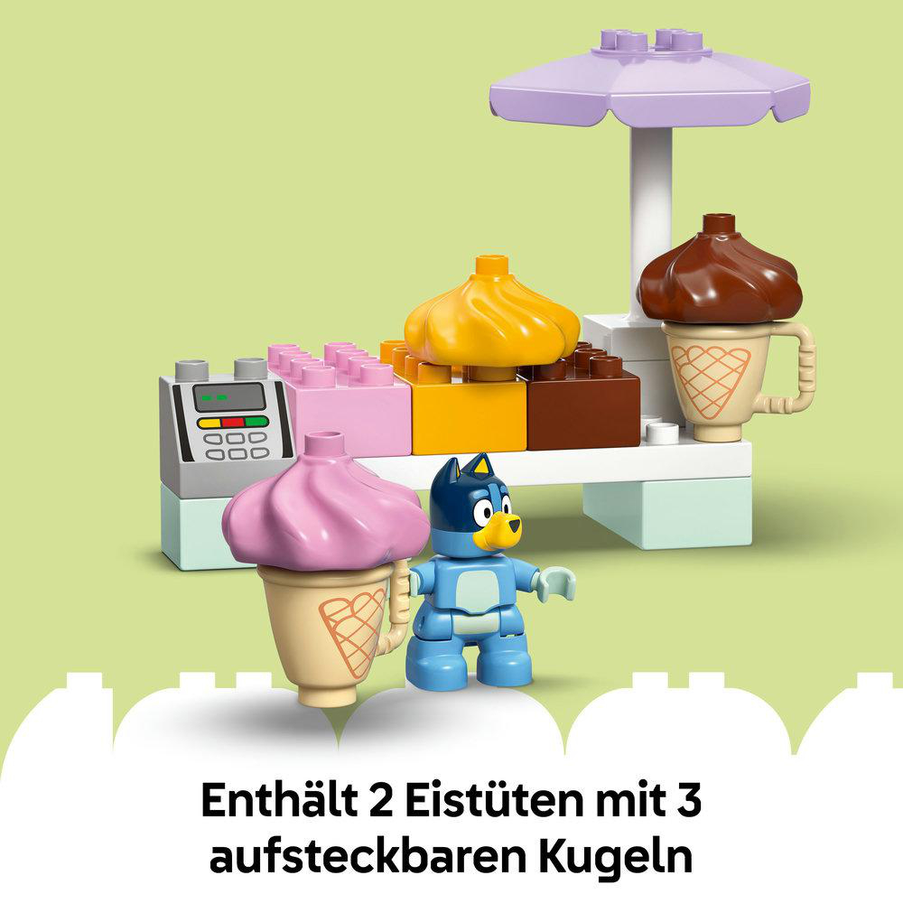 Eine Bluey-Spielfigur steht in der Nähe von Spiel-Eistüten und einem Eisstand mit einem lila Schirm. Der Hintergrund ist grün.